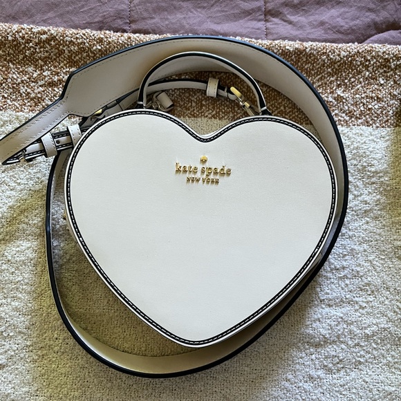 kate spade Handbags - Kate Spade heart crossbody